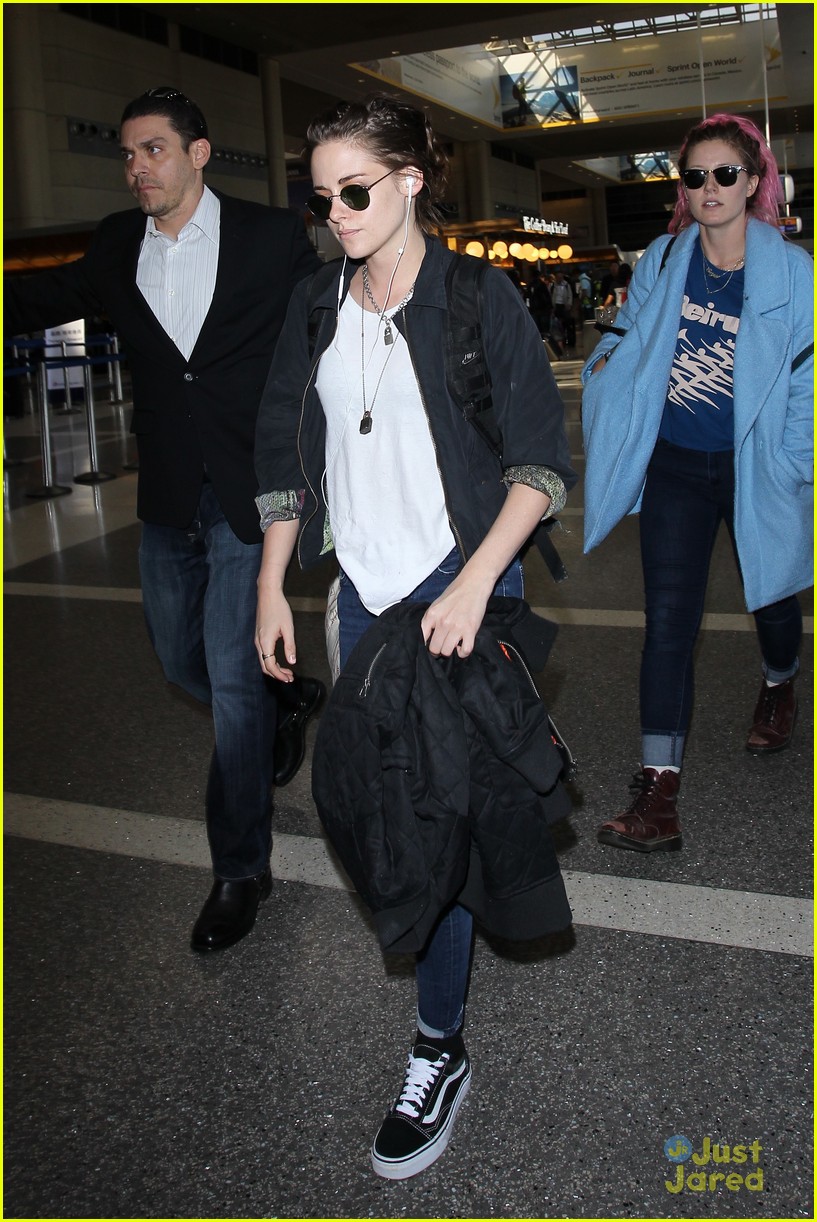 Full Sized Photo of kristen stewart airport arrival earbuds in los