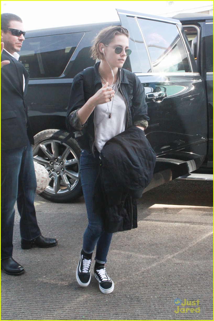 Full Sized Photo of kristen stewart airport arrival earbuds in los