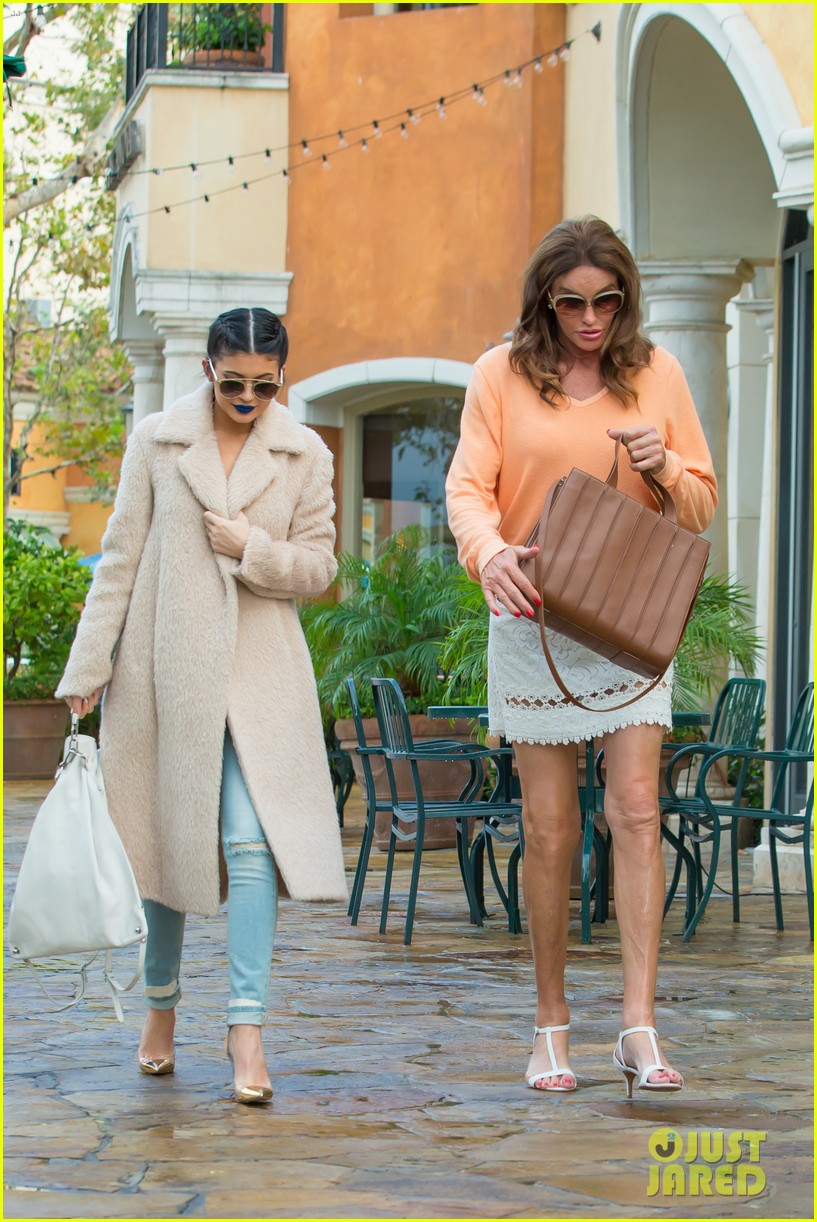 Full Sized Photo of kylie caitlyn jenner dinner together 26 | Kylie