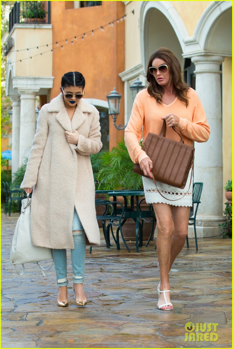 Full Sized Photo Of Kylie Caitlyn Jenner Dinner Together 28 Kylie Jenner Grabs A Bite To Eat 