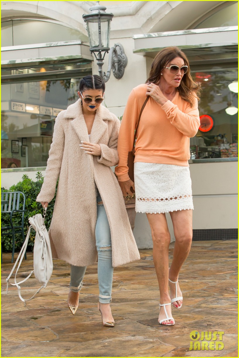 Full Sized Photo Of Kylie Caitlyn Jenner Dinner Together 38 Kylie Jenner Grabs A Bite To Eat 