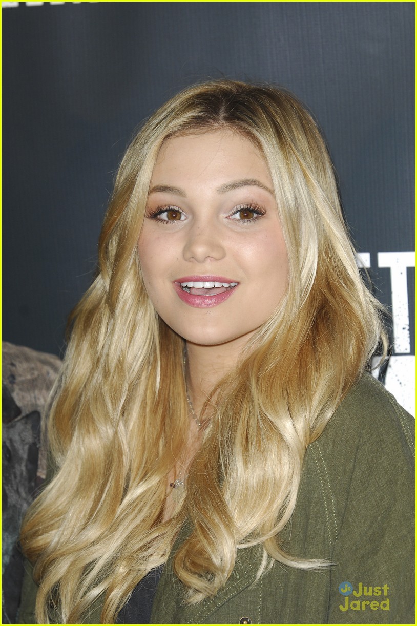 Full Sized Photo of olivia holt nolan gould kelli berglund knotts scary