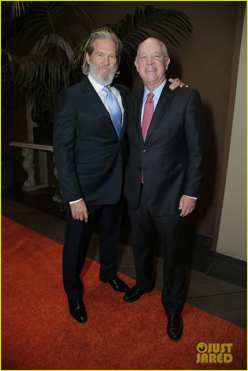 Sarah Hyland & Zoey Deutch Step Out for No Kid Hungry Benefit Dinner