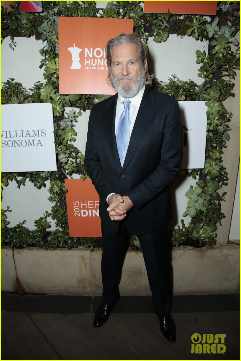 Sarah Hyland & Zoey Deutch Step Out for No Kid Hungry Benefit Dinner