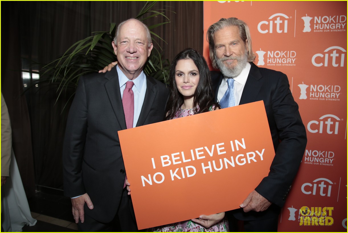 Sarah Hyland & Zoey Deutch Step Out for No Kid Hungry Benefit Dinner