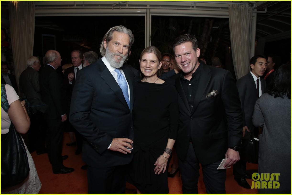 Sarah Hyland & Zoey Deutch Step Out for No Kid Hungry Benefit Dinner