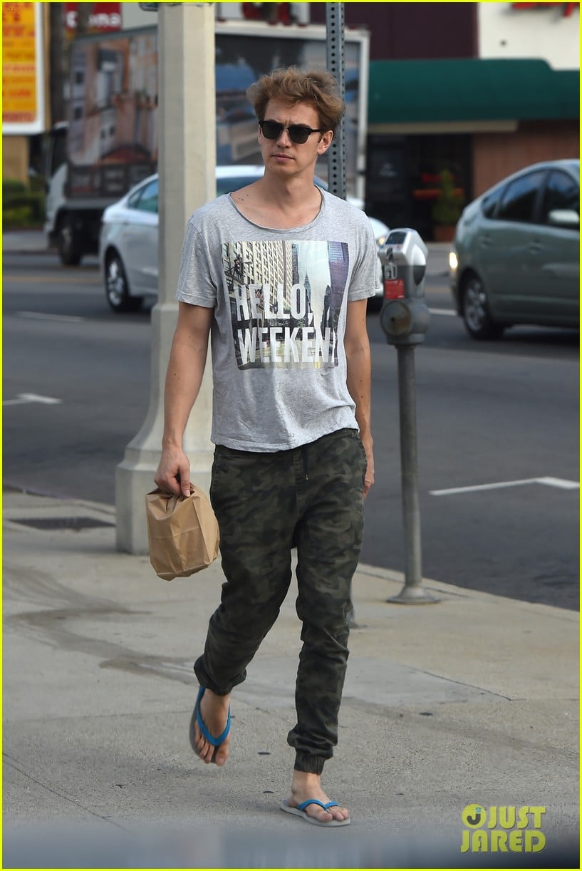 Sarah Hyland & Zoey Deutch Step Out for No Kid Hungry Benefit Dinner