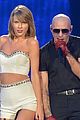 taylor swift welcomes ricky martin pitbull to the stage 04