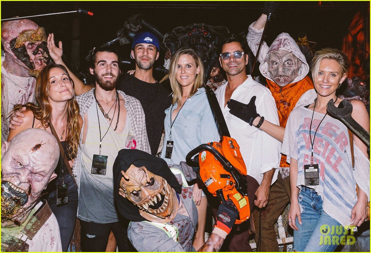 full-sized-photo-of-universal-halloween-horror-nights-celebs-09-demi