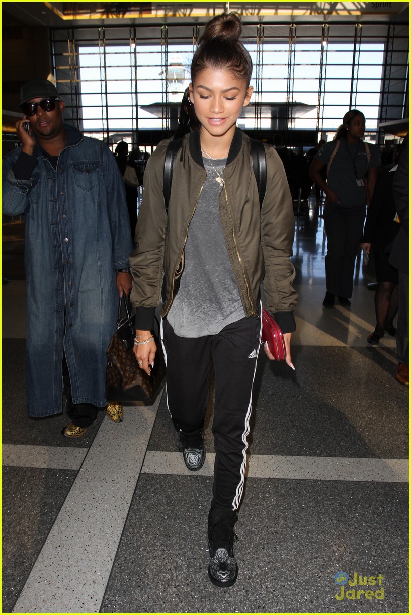 Zendaya keeps it simple in a black shirt and blue jeans while stepping out  for lunch with her assistant in Los Angeles-250523_4