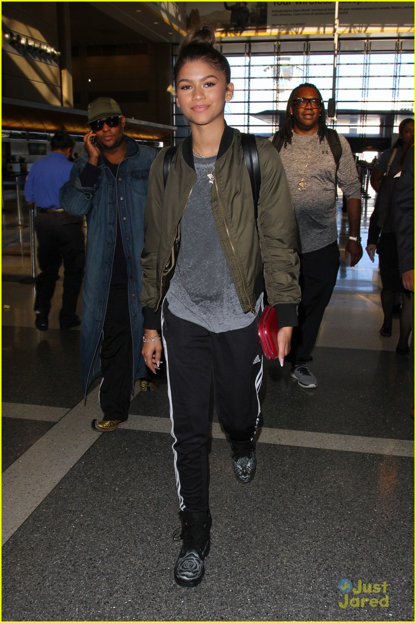 Full Sized Photo of zendaya chats blackish guest role lax arrival 14
