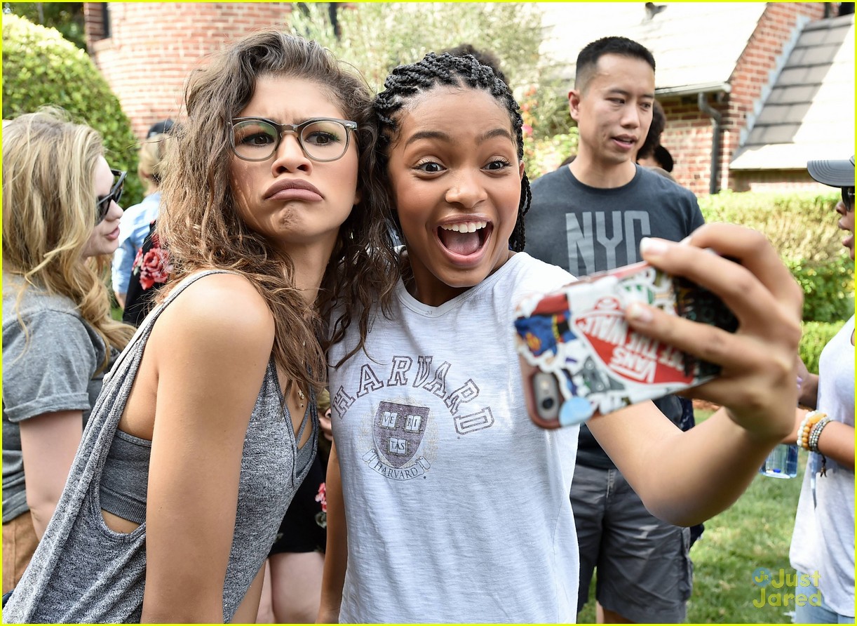 zendaya just jared jr fall fun day 07