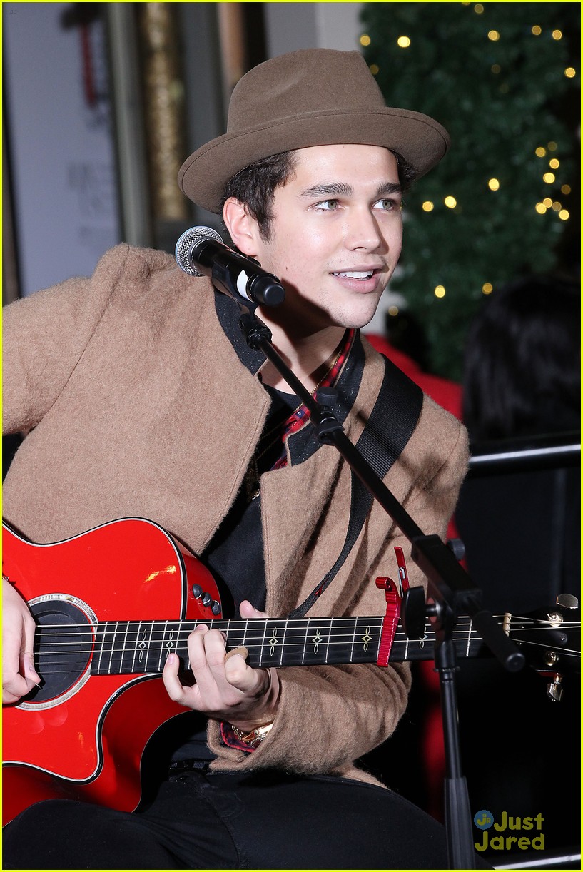 Austin Mahone Performs Surprise Concert At Lord & Taylor! Photo