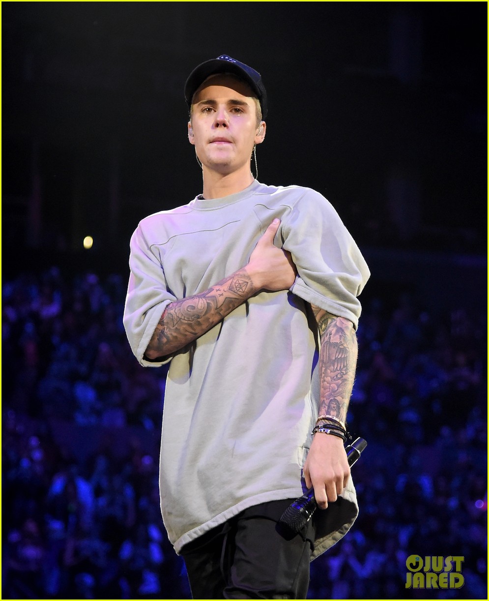 Justin Bieber Cries On Stage at 'Purpose' Album Release Show | Photo ...