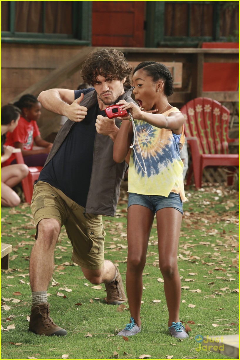 Emma, Lou & Hazel Have A Cranberry Sauce Fight On 'Bunk'D' Photo