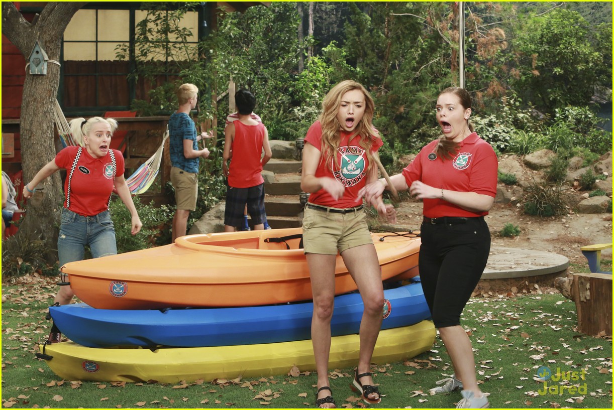 Emma, Lou & Hazel Have A Cranberry Sauce Fight On 'Bunk'D' Photo