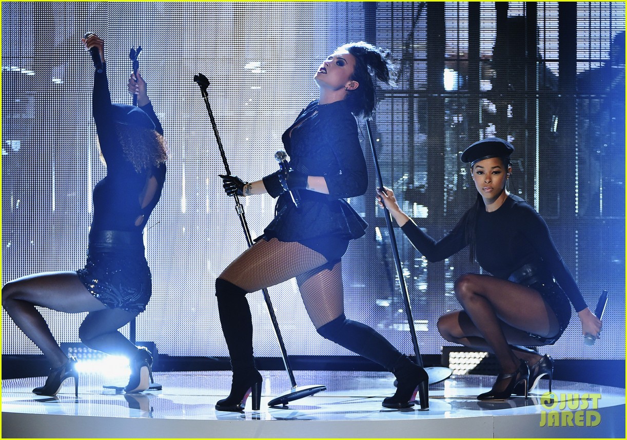 Demi Lovato Confident Live At American Music Awards 2015 Demi Lovato's 'Confident' Performance at AMAs 2015 - Watch Now! | Photo