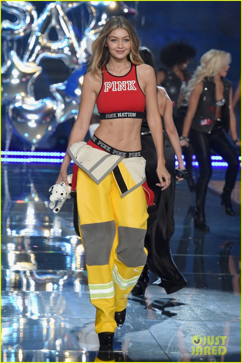 Kendall Jenner Makes Her 'VS' Fashion Show Debut with Gigi Hadid!: PH๏τo 891860 | 2015 Victoria's Secret Fashion Show, Devon Windsor, Gigi Hadid, Josephine Skriver, Kendall Jenner, Taylor Hill, Victoria's Secret Pictures |