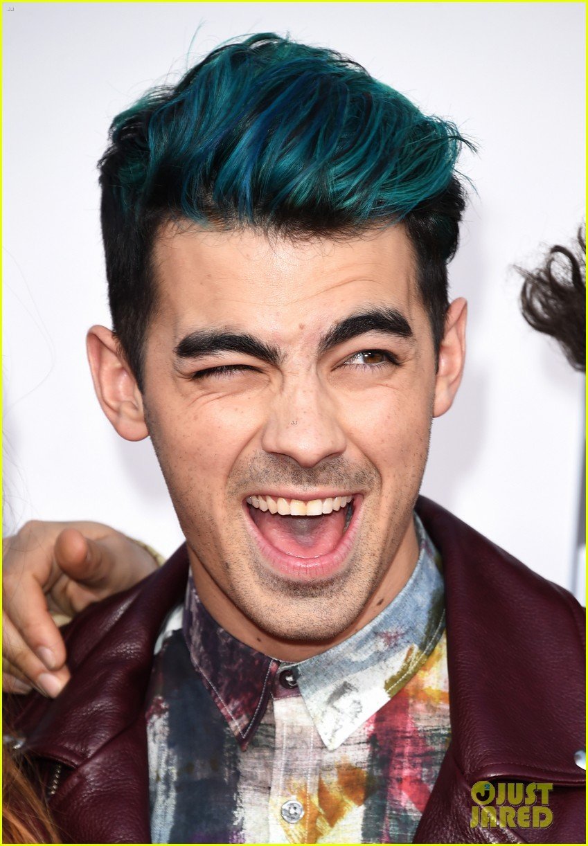 Joe Jonas Rocks Blue Hair at AMAs 2015 with Bro Nick Jonas! 