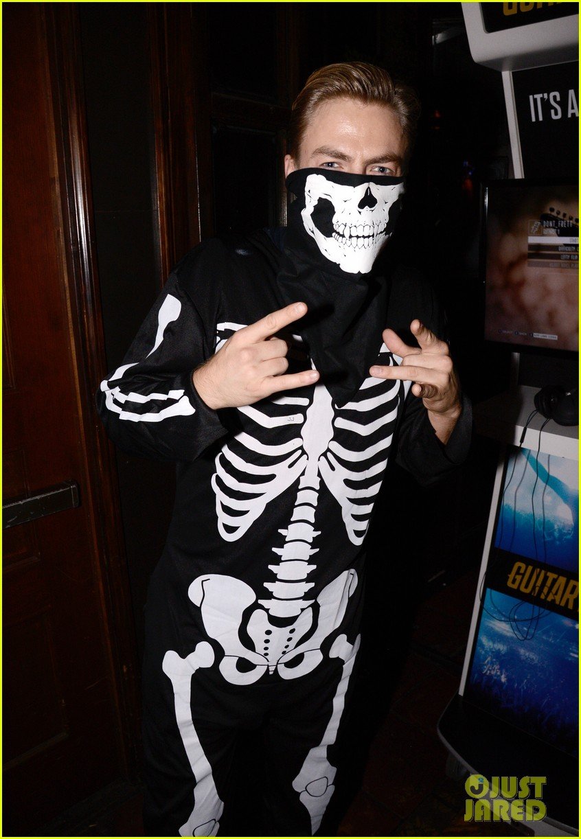 joe jonas wilmer valderrama just jared halloween party 01