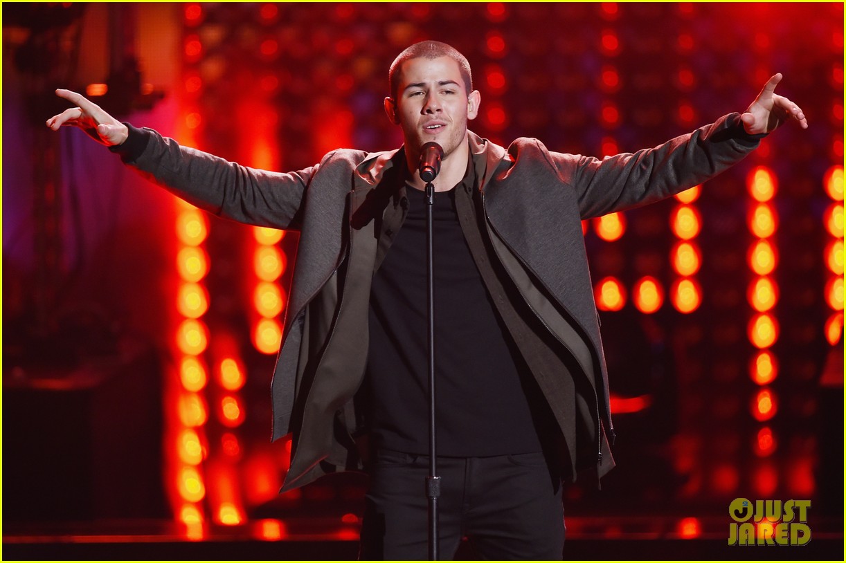 Nick Jonas Performs at AMAs 2015 - Watch His Performance Video! | Photo ...