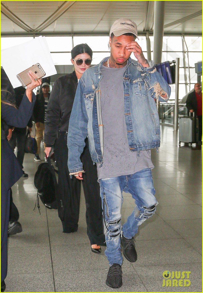 Full Sized Photo of kylie kendall jenner shopping uggz nyc 31 | Kylie