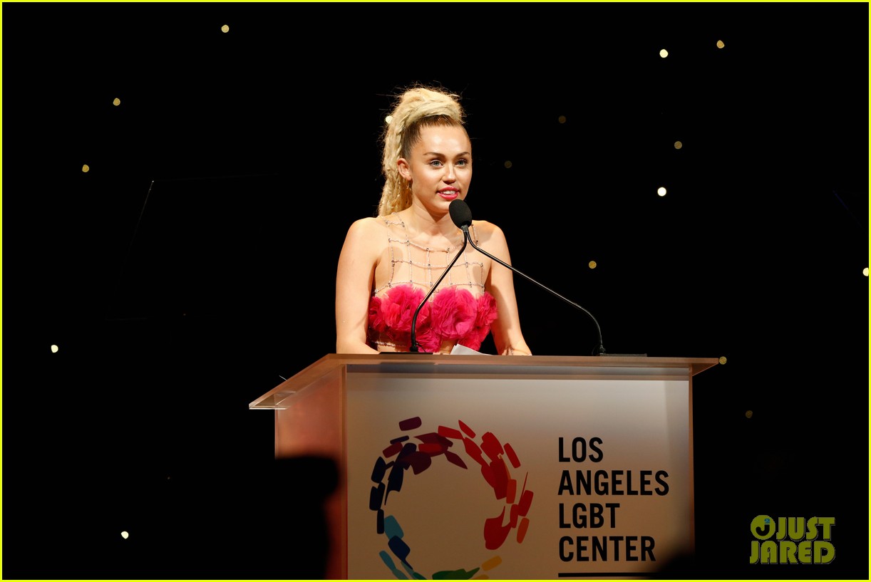 miley cyrus lgbt 2015 vanguard awards 02