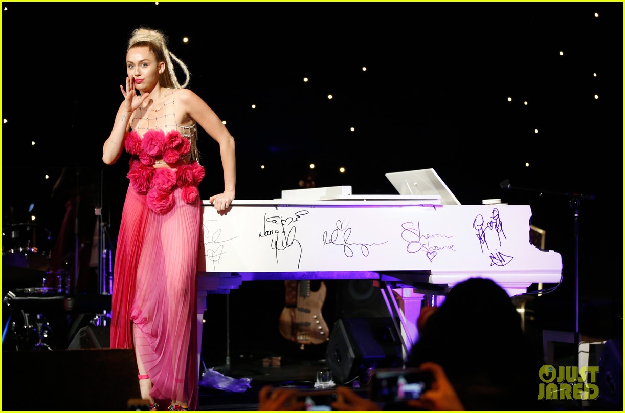 miley cyrus lgbt 2015 vanguard awards 11