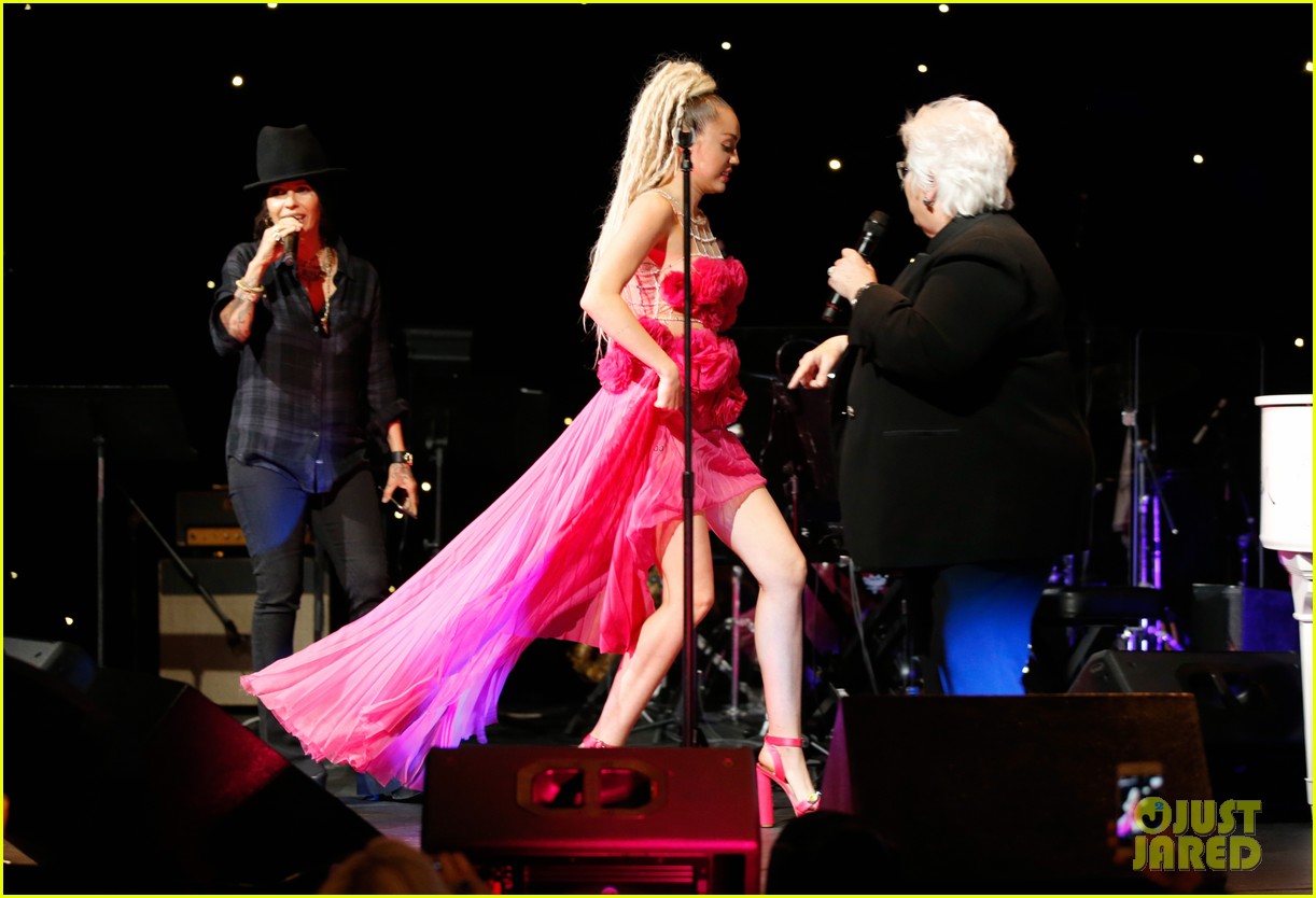 miley cyrus lgbt 2015 vanguard awards 41