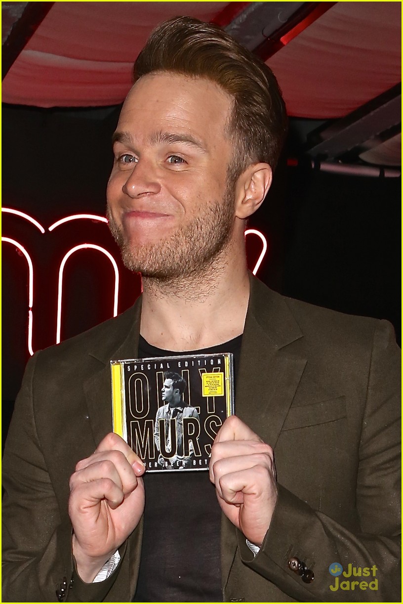 Olly Murs Signs Copies of His Latest Album For Fans | Photo 897214 ...