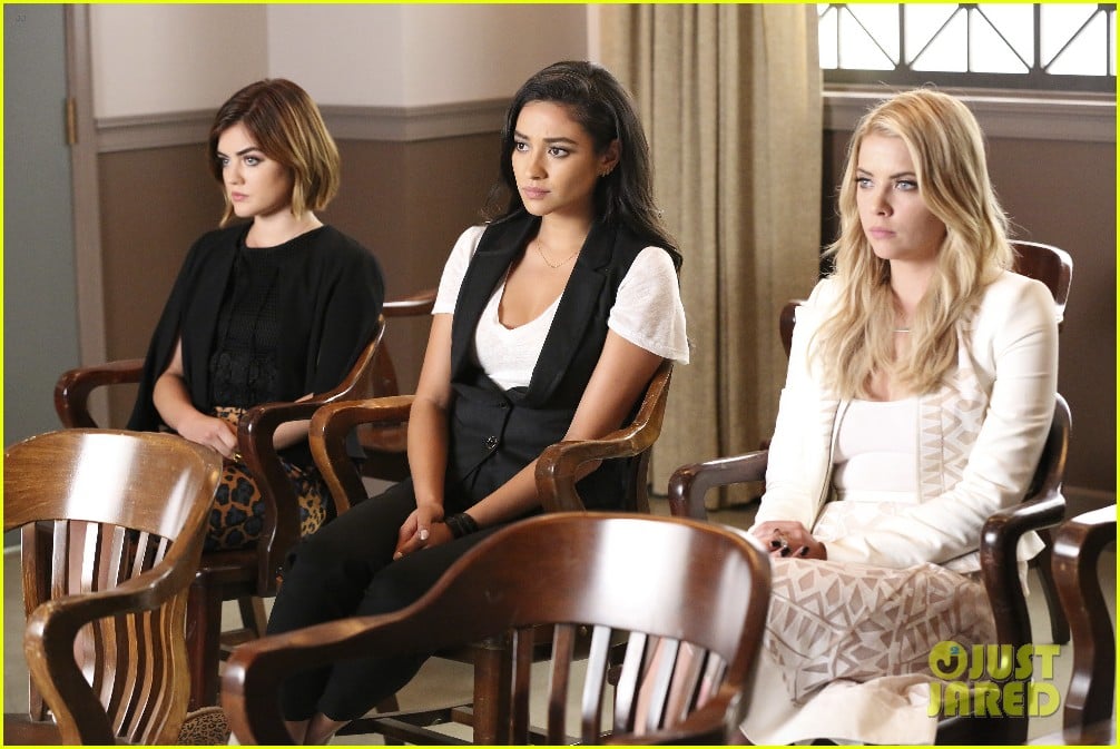 'Pretty Little Liars 5 Years Forward' Airs TONIGHT Get A Sneak Peek