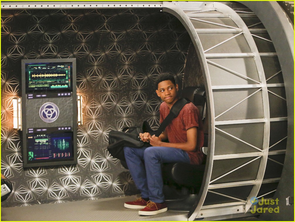 Leo Leaves The Bionic Island On 'Lab Rats' Tonight See A Sneak Peek