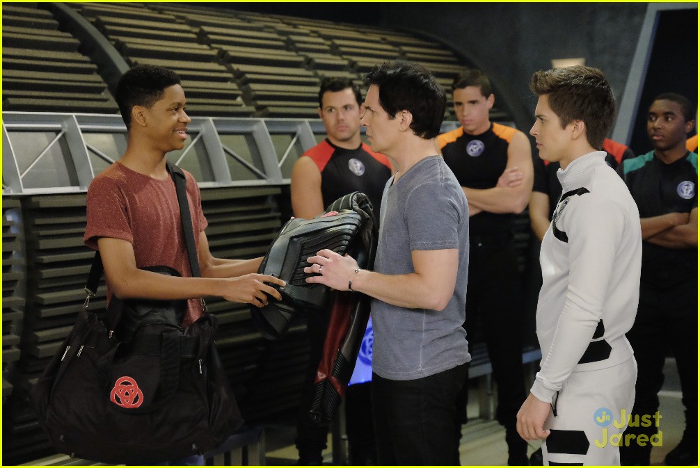 Leo Leaves The Bionic Island On 'Lab Rats' Tonight See A Sneak Peek