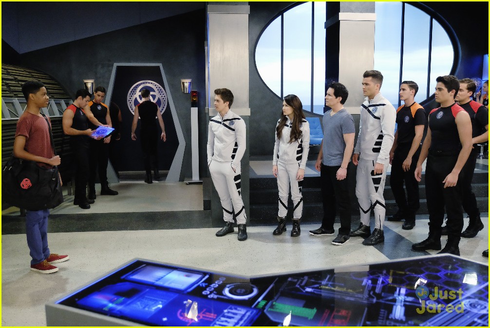 Leo Leaves The Bionic Island On 'Lab Rats' Tonight See A Sneak Peek