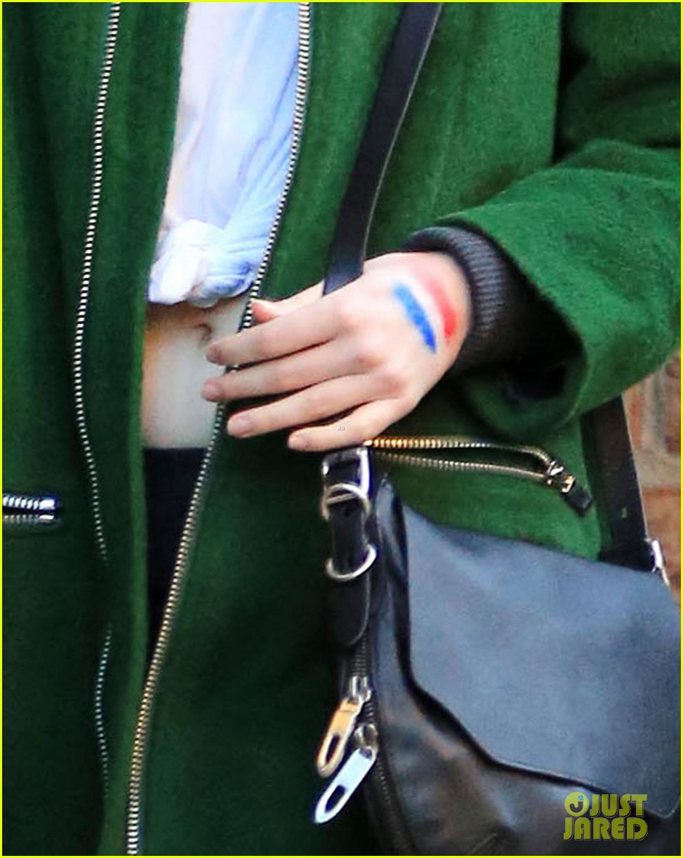 Emma Stone Draws French Flag on Her Hand to Support Paris: Photo