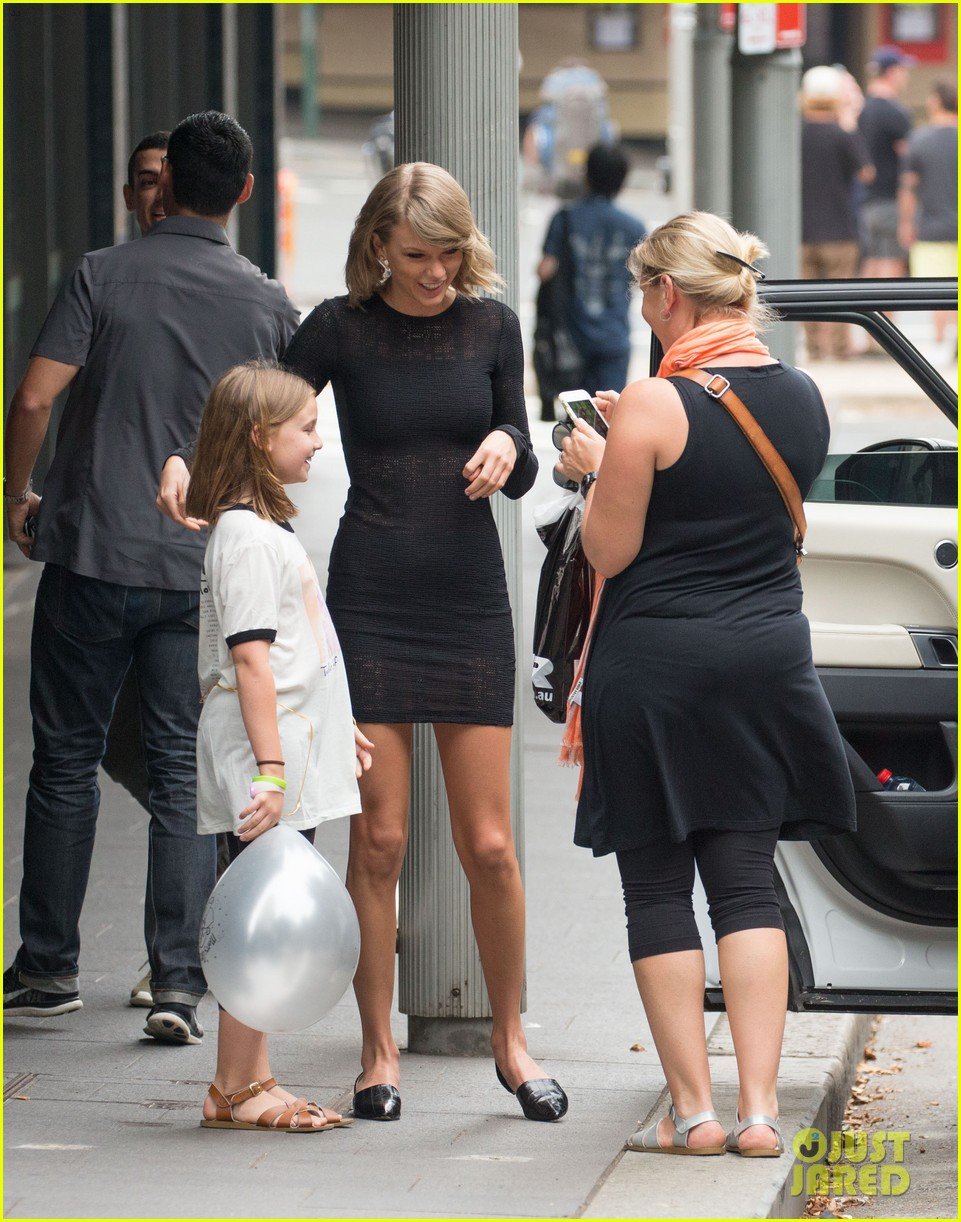 Full Sized Photo Of Taylor Swift Greets Fan Sydney 26 Taylor Swift 