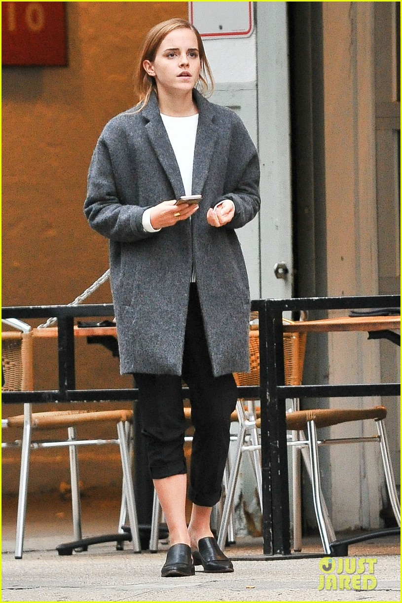 Full Sized Photo of emma watson grabs a big apple lunch with two ...