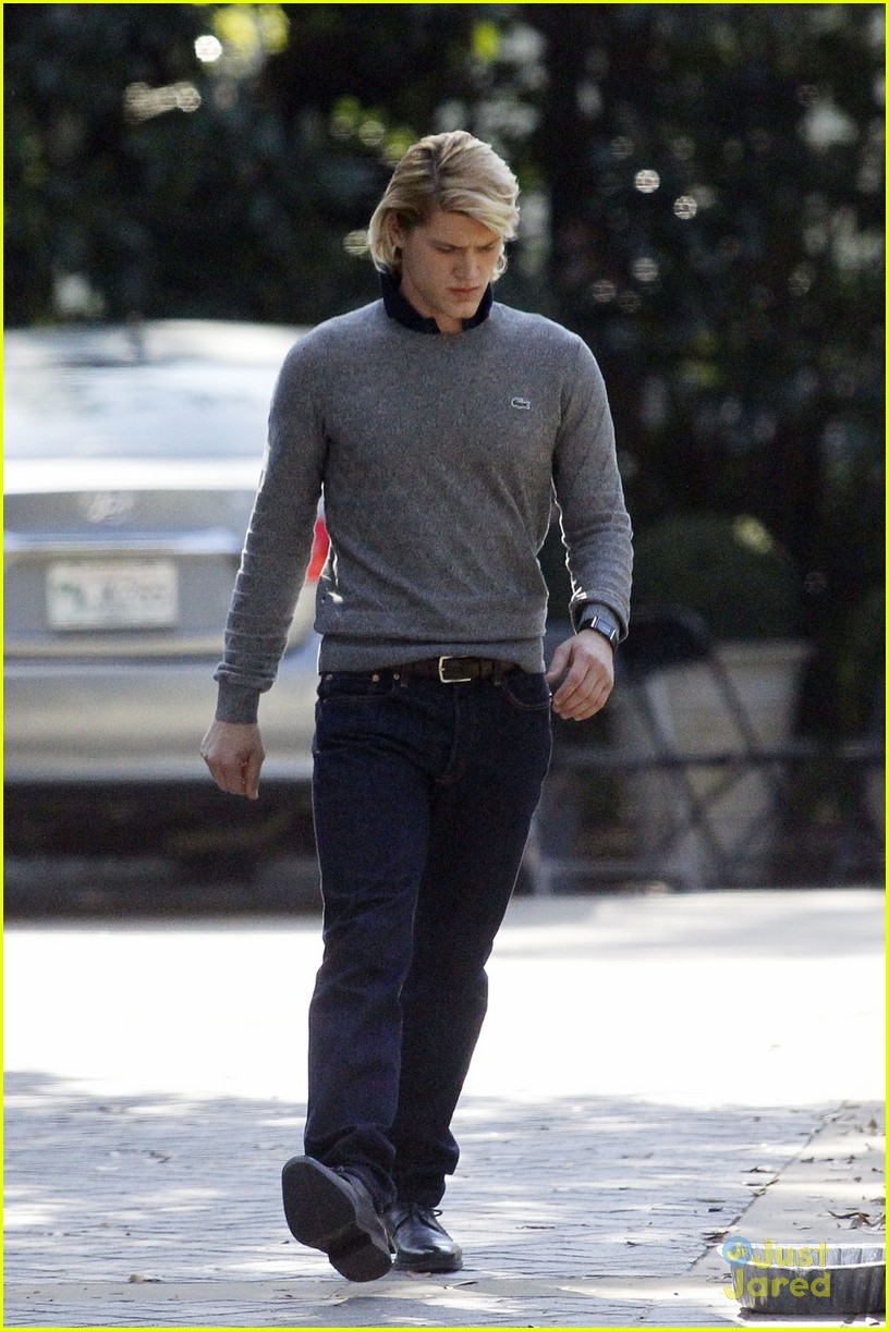 Ansel Elgort Shows Off New Hair For Billionaire Boys Club Photo Ansel Elgort Jeremy Irvine Taron Egerton Thomas Cocquerel Violetta Komyshan Pictures Just Jared Jr