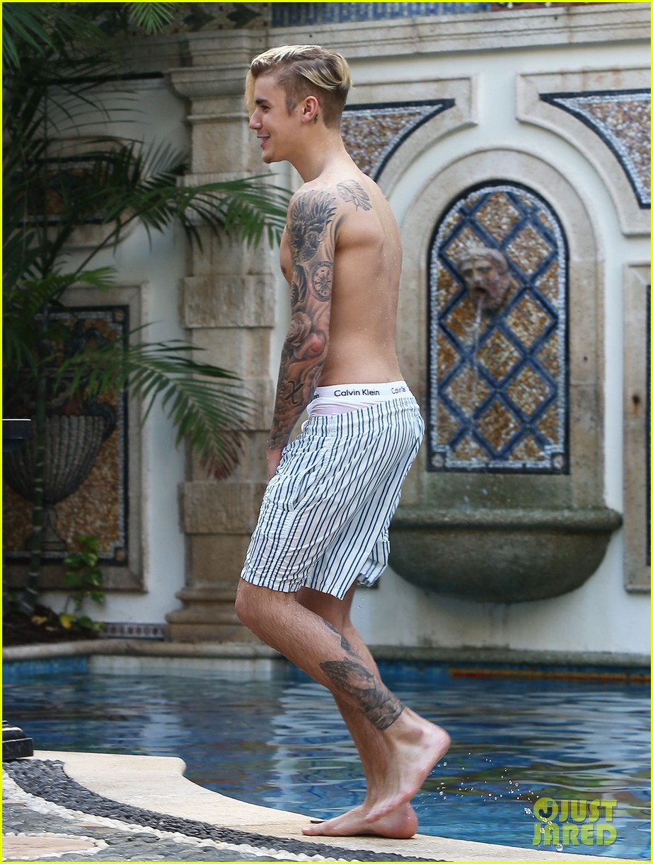 Justin Bieber Cools Off With A Shirtless Swim Photo 904755 Photo Gallery Just Jared Jr