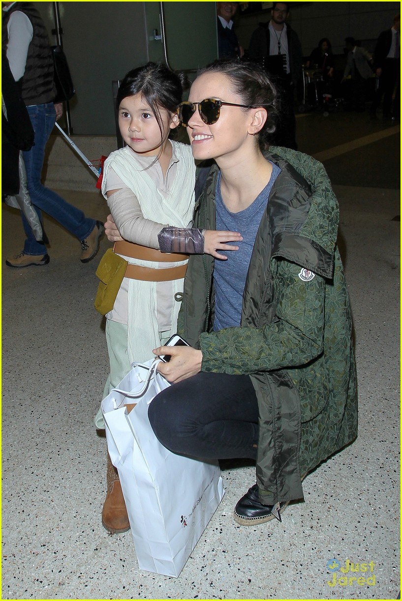 Full Sized Photo of daisy ridley john boyega japan premiere lax return