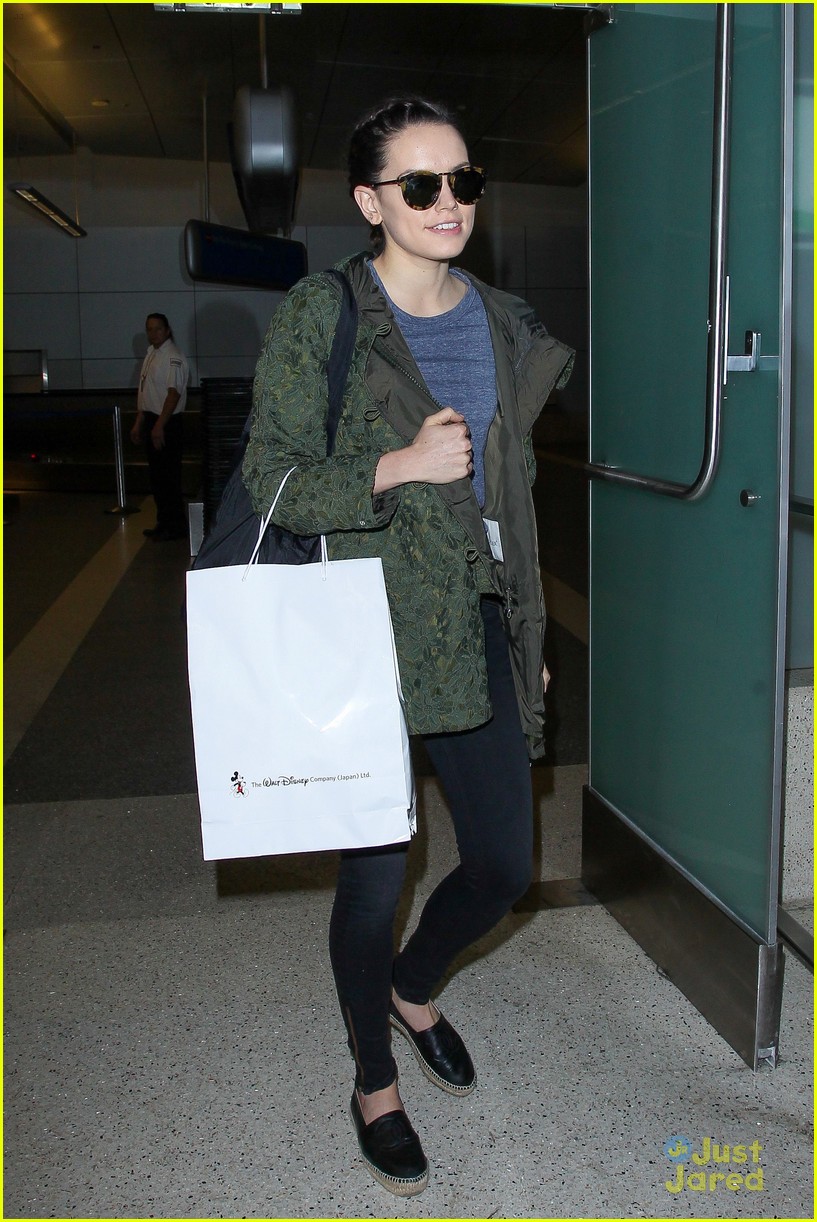 Full Sized Photo of daisy ridley john boyega japan premiere lax return