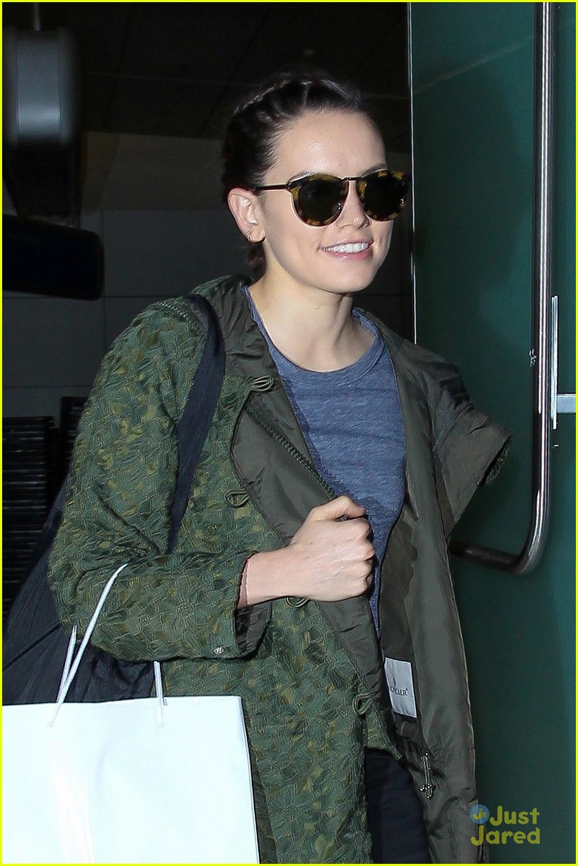 Full Sized Photo of daisy ridley john boyega japan premiere lax return