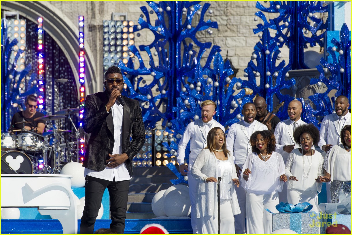 Full Sized Photo of disney christmas parade full lineup pics 24