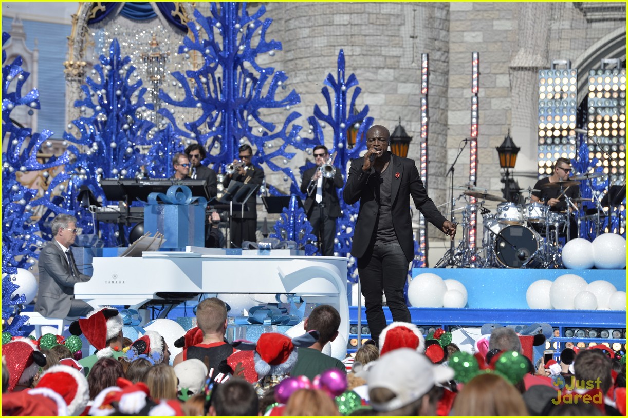 Full Sized Photo of disney christmas parade full lineup pics 28