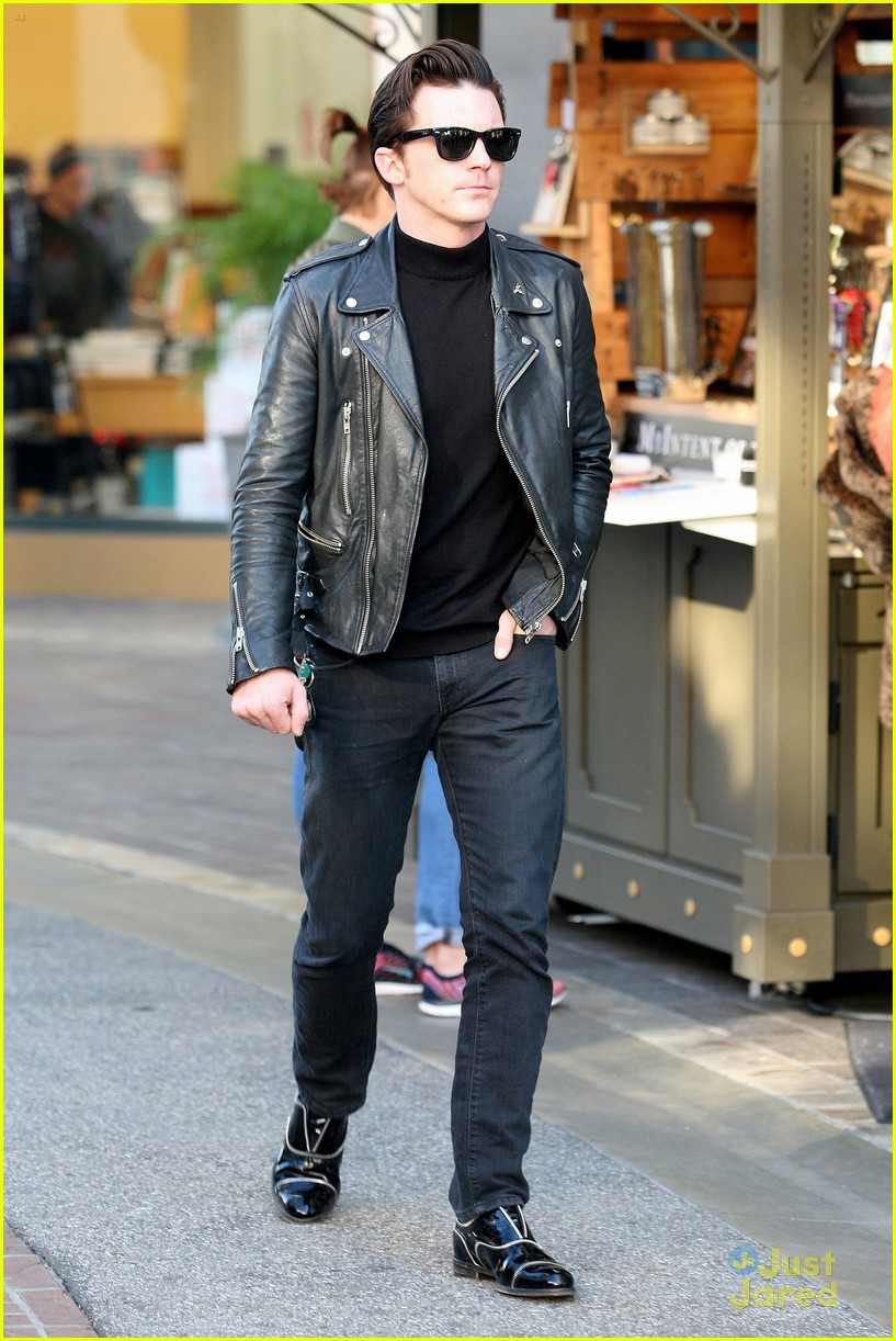 Drake Bell Shops For the Holidays with Girlfriend Janet Von Schmeling ...