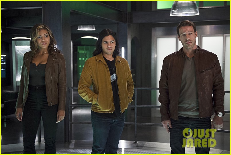 Full Sized Photo of the flash arrow crossover legends today photos 01