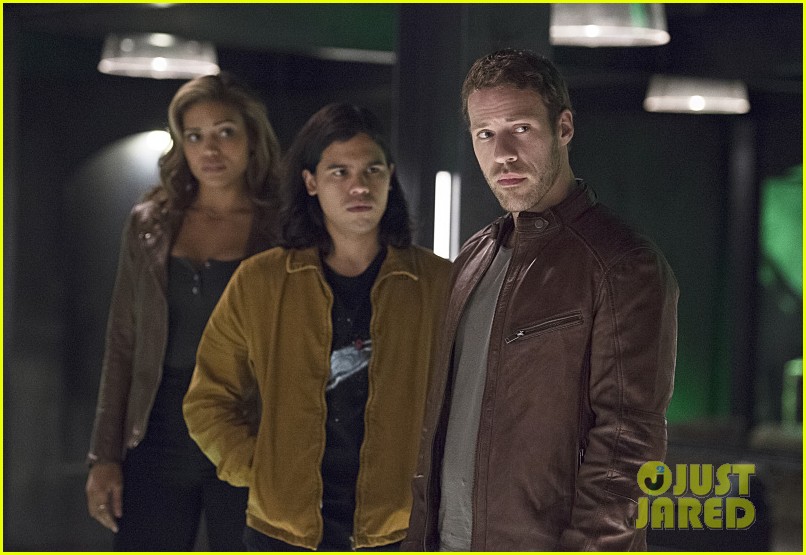 'The Flash' & 'Arrow' Crossover Starts TONIGHT! Photo 899824 Photo