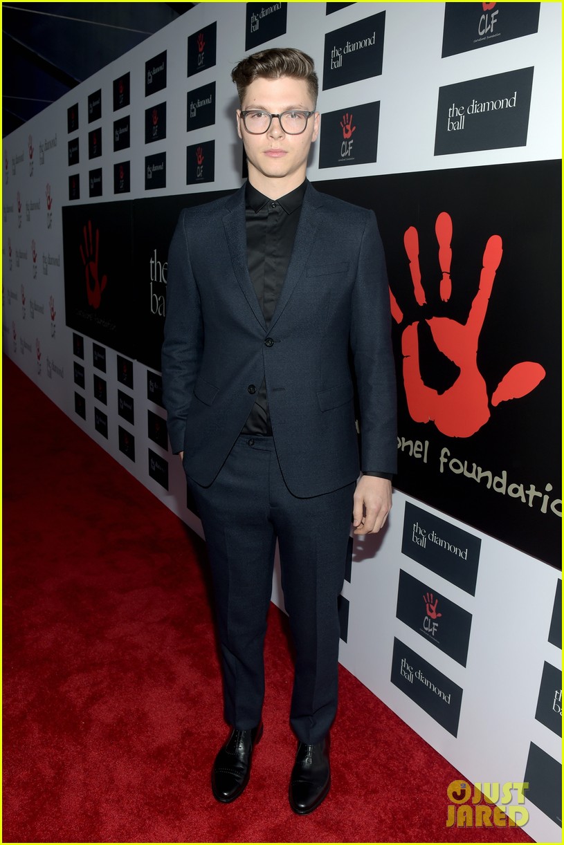 Full Sized Photo of kevin hart zendaya emily ratajkowski diamond ball