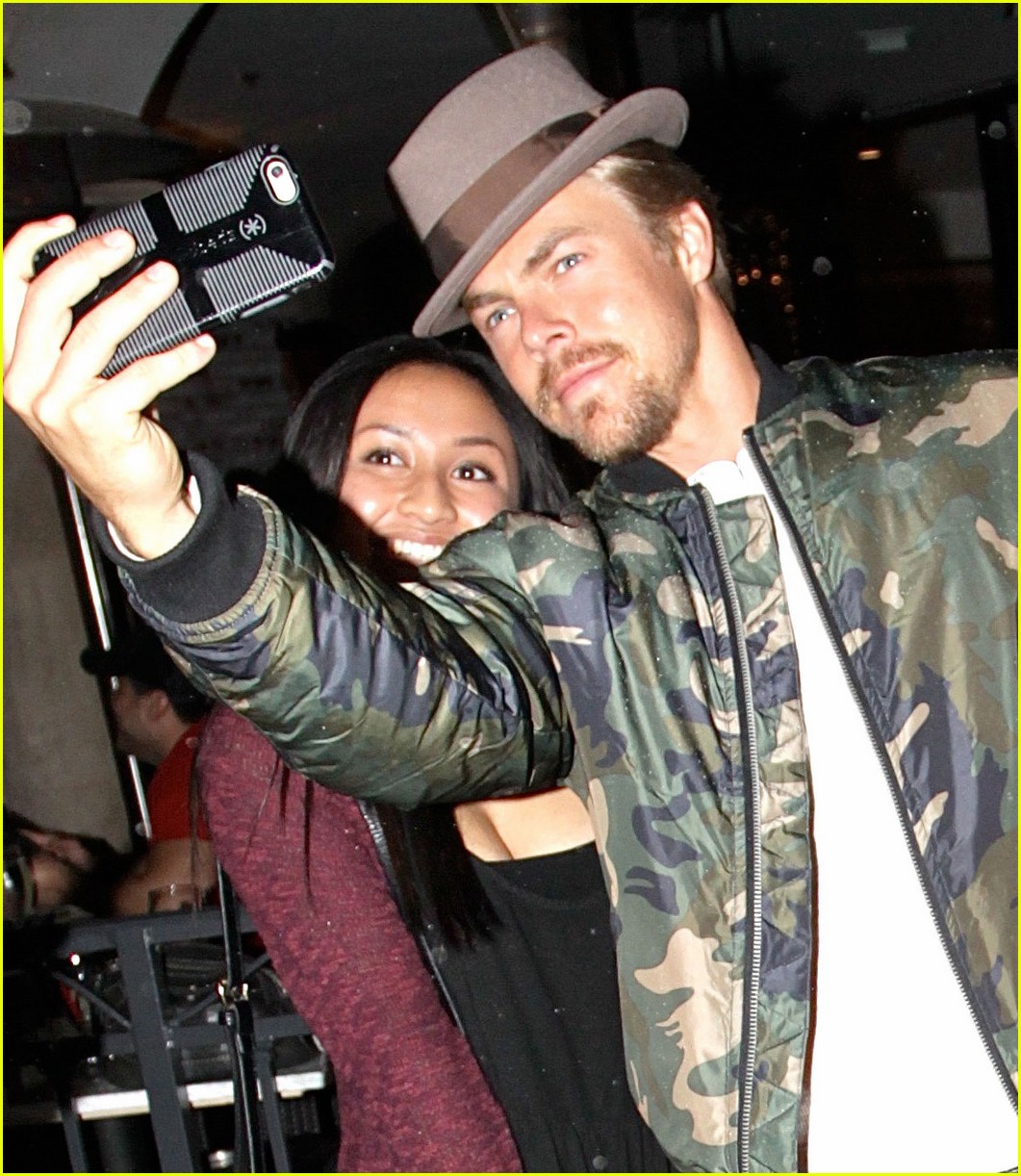Derek Hough's Six-Pack Abs Are on Fire! | Photo 908594 - Photo Gallery
