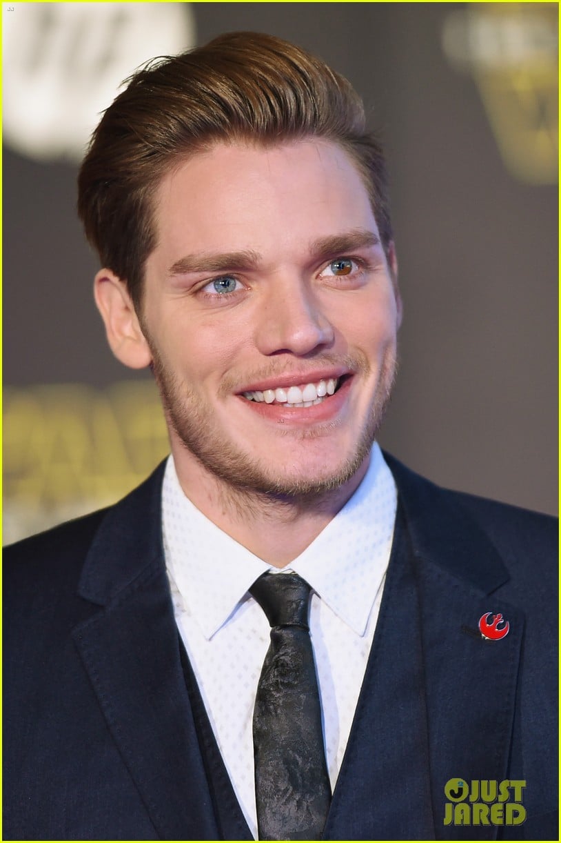 Katherine McNamara, Dominic Sherwood, & 'Shadowhunters' Cast Attend ...